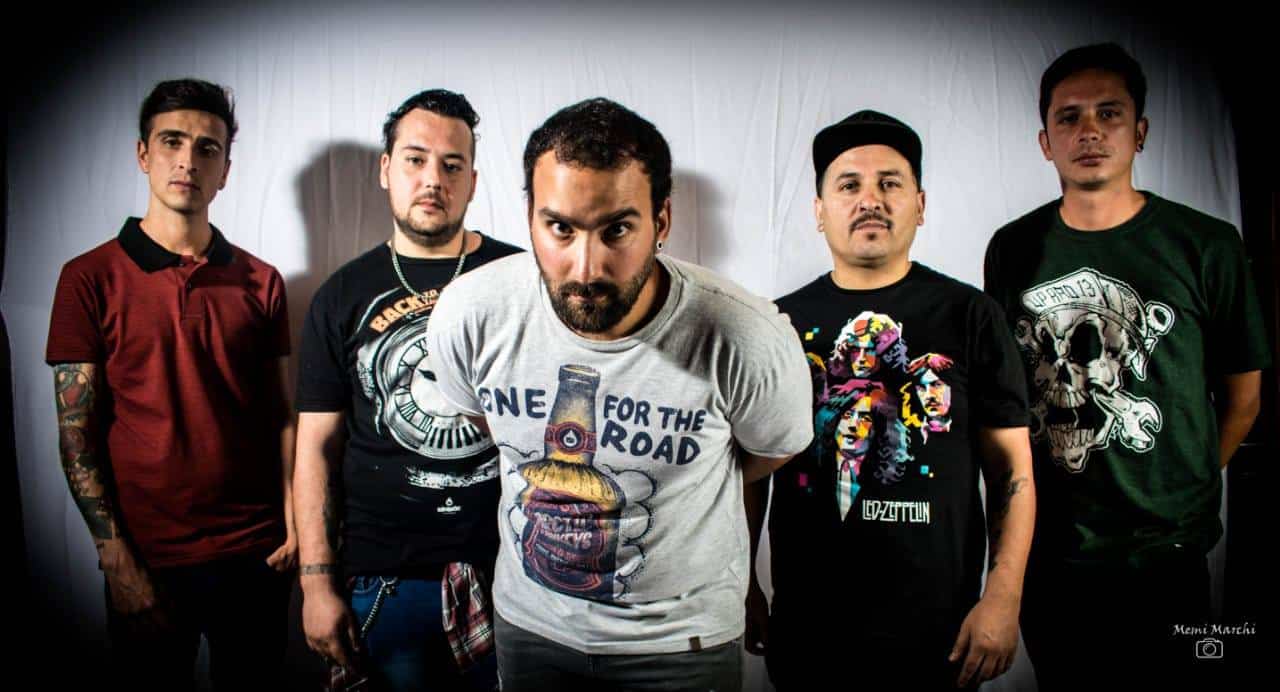 La Esclava: "Somos amigos trabajando para un mismo lado" - Tras varios cambios en su formación, el conjunto marplatense de rock vuelve al ruedo mientras se prepara para lanzar su tercer álbum, "Boulevard de ilusiones". "Apunta a un cambio, a un sonido nuevo de la banda –anticipa el bajista Maximiliano Acevedo sobre el flamante disco que verá la luz en noviembre de este año-. Más cancionero, popero y personal. Es un rock canción, que nos gusta mucho hacerlo. La Esclava está más consolidada como banda. Con nuevo cantante y con mayor compromiso. Pasó este tiempo de maduración y de sentirnos afianzados como banda, tenemos ganas de ir generando fechas, material audiovisual, fotos y todo lo que nos sume para mostrar a nuestros seguidores de siempre e invitar a nuevo público".
¿Qué cosas evolucionaron en estos más de diez años de banda?
La evolución fue muy grande. Este año, al cambiar la formación, todo evolucionó totalmente. Ahora somos una banda, un grupo de amigos, estamos trabajando muy seriamente, con mucho ensayo y producción. Notamos la evolución, somos amigos trabajando para un mismo lado. En el tercer disco tenemos músicos invitados como Manu de Sueño de Pescado, Abril Sosa, Juancho Carbone; estamos rodeados de bandas, de amigos, y nos sentimos a la par y eso está buenísimo. Eso habla de una evolución tanto musical, de sonido y todo.
Como grupo independiente y con varios caminos recorridos, ¿con qué dificultades se siguen encontrando para hacer llegar su música más allá de Mar del Plata?
Con dificultades no. Somos de movernos. Vamos muy seguido a Capital. Allá nos va muy bien, también por Zona Oeste, que es donde sonamos y estuvimos cómodos. El 18 de junio andaremos por La Plata. En enero hicimos un parate obligado para terminar la grabación del disco, lo único que hicimos fue participar de La Fiesta de La Cerveza en Santa Clara del Mar, alguna fecha en Mar del Plata y no mucho más.
¿Y qué planes hay en lo inmediato?
Ya a partir del mes que viene volvemos al ruedo, presentando el single "Esclava", y vamos a estar tocando por todo Buenos Aires. No queremos quedarnos solo con el público local, así que cada tanto agarramos la ruta, vamos por los lugares ya conocidos, así como también visitamos aquellos que jamás pensamos supieran de nosotros. Hoy las redes sociales, nos acercan a muchos lugares donde nos invitan, y para nosotros son oportunidades para darnos a conocer, generar un contacto.
Foto: Memi Marchi f9e2257b 1659 42e6 bb9e 8d716159d1c1