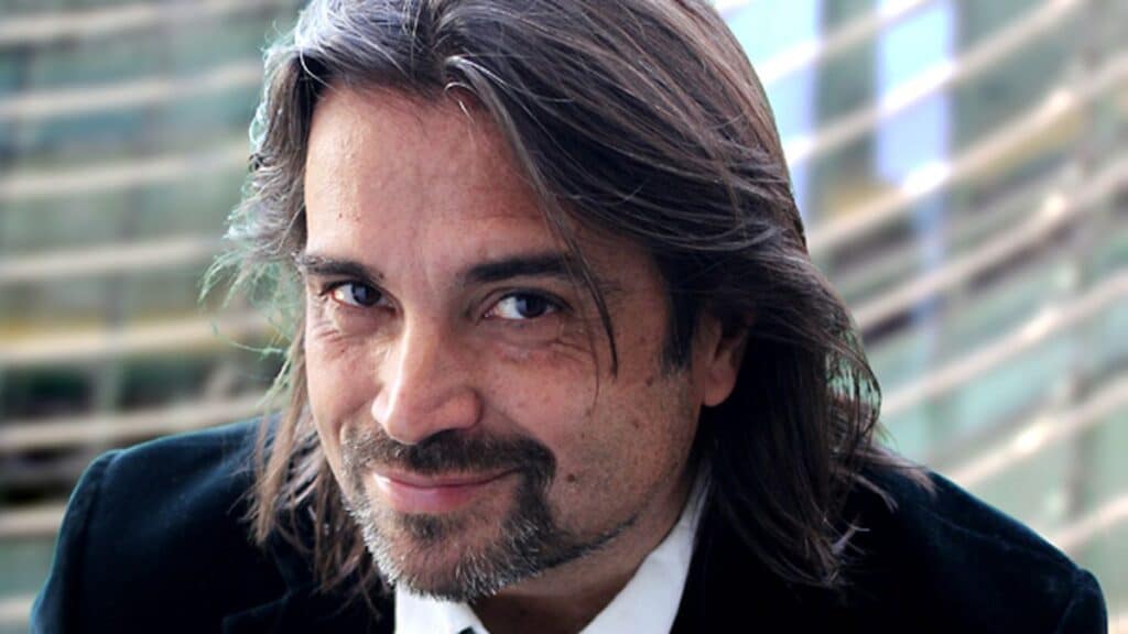 Fabián Gallardo - Su primera presentación en Buenos Aires fue en Obras, en mayo de 1983. Allí se organizó "El Rosariazo", un recital de todos los músicos rosarinos que ya estaban consiguiendo muchísima repercusión en las radios capitalinas. En ese concierto también participaron Litto Nebbia, Silvina Garré y Juan Carlos Baglietto. Fabián Gallardo