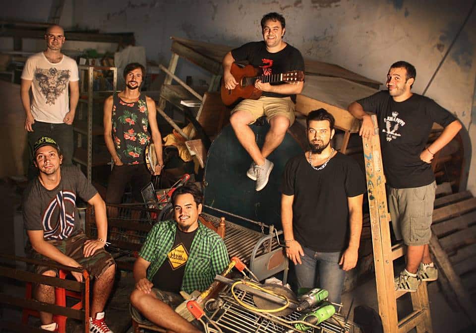 Federalizate: Chubut tiene rock - Desde el frío de la Patagonia surgen sonidos cálidos. Abundan las bandas de rock mestizo: reggae, cumbia, rap, funk, son géneros que pueden encontrarse fusionados entre sí. La invitación al baile está en cada uno de estos conjuntos que buscan ser escuchados en una Argentina que federalice sus mentes y que no repita, en aburridos titulares periodísticos, que no existe nada nuevo en la escena local. falsa cubana