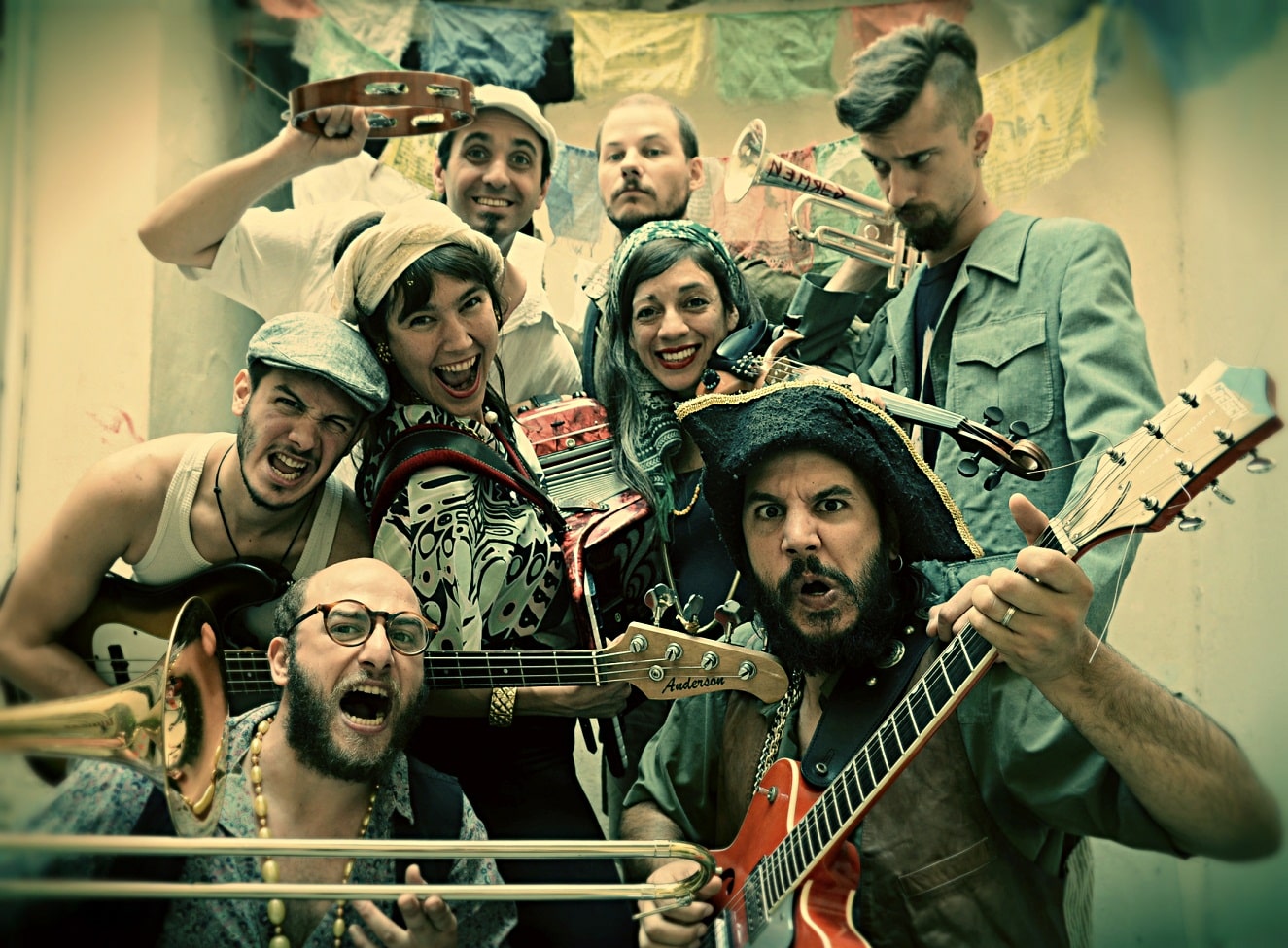 La Fanfarria del Capitán: "La energía se renueva durante los conciertos" - Color y baile es lo que reina en este conjunto argentino de música balcánica que gira por todo el mundo y que presenta su cuarto disco, "La Giravida", concebido entre Buenos Aires y Macedonia, con más de 40 músicos invitados extranjeros y nacionales. "Conocimos mucha música en los viajes que nos hizo afianzar el estilo latin-balkan que nos define y también al álbum –explica su voz cantante Victoria Cornejo–. Por otra parte, al grabar nosotros a lo largo de la ruta tuvimos una parte de producción para poder capturar toda esta magia de los colegas músicos de afuera. Así que tanto en lo técnico como en lo artístico las giras nos fueron dando herramientas para este disco". Los antes Capitán Tifus y ahora rebautizados La Fanfarria del Capitán han viajado con su música mestiza por todo el mundo, por una larga lista de países que es la envidia de cualquier grupo: Holanda, Bélgica, Francia, España, Italia, Suiza, Suecia, Inglaterra, Finlandia, Eslovenia, Eslovaquia, Kosovo, Polonia, Rep. Checa, Austria, Ucrania, Rusia, China y Japón. "Desde hace siete años que giramos por Europa y Asia –recuerda la frontwoman–. Todo comenzó con una invitación a un festival italiano Botanique en 2011. Allí tomamos la decisión de quedarnos de gira para ver cómo era el mercado europeo. A partir de ahí decidimos dedicarnos a full a la banda y empezamos a girar cada vez más, hasta cinco o siete meses al año. Es todo autogestionado así que la oportunidad la generamos nosotros a partir de nuestro trabajo y las redes que fuimos construyendo a lo largo de los años. Todas las bandas pueden hacerlo si le ponen mucho mucho mucho laburo y huevo". ¿Cuáles son los anhelos para una banda que ya consiguió lo que todos los músicos desean, que es viajar? Nuestro deseo más grande es hacer música que nos enorgullezca y que al público le guste, le haga bien. Lo más importante de todo son las canciones. Cuando escribimos temas que nos gustan a nosotros es la mayor gratificación. Después, cuando le gustan a los demás es espectacular. ¿Cuál fue el concierto más raro que dieron fuera de Argentina? Una vez tocamos en China para una celebración del partido comunista, que como allí es "el oficialismo" era un evento bastante formal. En un teatro como para 2 mil personas, tipo el Gran Rex, con asientos en forma de anfiteatro, lleno de chinos moviendo luces de colores y las banderas rojas decorando todo el lugar. Bizarrísimo. ¿Qué tan caótica fue la grabación de "La Giravida"? ¿Es el álbum que mejor los define? La grabación tomó dos años en los que quisimos plasmar lo que significó para nosotros vivir al estilo nómade/juglar. Invitamos a varios de nuestros colegas con los que compartimos la ruta y fuimos hasta Macedonia a grabar a la Kocani Orkestar. También invitamos a muchos amigos de Argentina a participar. Cada canción tenía más de 100 tracks para mezclar. El productor, Diego Blanco de Los Pericos, no nos asesinó porque es un copado. ¿Cómo queda la energía del conjunto después de girar tanto y producir un álbum? Algo que nos dimos cuenta durante los viajes es que la energía se renueva durante los conciertos. Viajar, cargar, dormir en cualquier lado, comer sandwiches a diario, estar lejos de casa, con la ropa sucia, son todas cosas que van pesando a lo largo de los meses. Además, convivir con ocho personas con las que trabajás y tenés que acordar pautas y tareas es muy desgastador y peligroso para las relaciones humanas. Todas las asperezas se erosionan con los conciertos, es el momento en el que vibramos juntos y toma sentido todo el esfuerzo. Cuando escuchamos el disco nos pone orgullosos porque la verdad que fue un trabajo duro, pero creemos que dimos lo mejor de nosotros y que quedó bastante lindo. Teniendo en cuenta que este material les llevó bastante tiempo producirlo, ¿se empieza a pensar ya en un quinto disco? ¡Sí! ¡Estamos por entrar a grabar prontísimo! En este momento estamos componiendo temas nuevos porque cuando lleguemos a Holanda, en julio, vamos a grabar con la Amsterdam Klezmer Band en sus estudios. Es una de las bandas más importantes del género y por eso nos estamos preparando para aprovechar al máximo esta oportunidad. El disco estamos pensando que va a salir a principios de 2018 y los temas van a tener mucho más ríices folclóricas rioplatenses pero va a tener también su "balkan style" para no parar de bailar. fanfarria