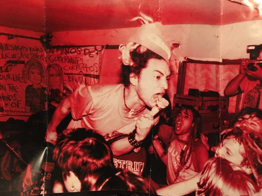 Fun People - Anesthesia era el nombre de la banda en sus comienzos hardcore en Campana, allá por 1990. Aunque éste había sido elegido en homenaje al tema de Metallica, "Anesthesia Pulling Teeth", debieron cambiar el nombre por Fun People, por problemas legales. Luego de cinco años de presentaciones en pubs tanto de Capital como del Gran Buenos Aires, editaron el disco debut y también un videohome ("Cuando cae el sol") con 18 temas, todos ellos grabados en vivo en el teatro Arlequines. "Bad Influence" fue ampliamente difundido por la cadena norteamericana MTV. Además, este videohome incluye un reportaje a la banda e imágenes del backstage. Participaron del ciclo El Nuevo Rock Argentino. Fun People en vivo