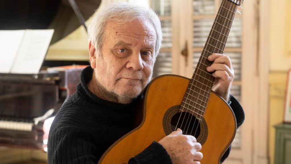 Claudio Gabis - Claudio Gabis (18/03/49) fue guitarrista de la primera formación de Los Abuelos de la Nada e integró Manal junto a Javier Martínez y Alejandro Medina, grupo en el cual grabó siete discos. Claudio Gabis. Foto: Leo Vaca / Télam