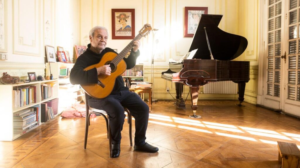 Claudio Gabis - Claudio Gabis (18/03/49) fue guitarrista de la primera formación de Los Abuelos de la Nada e integró Manal junto a Javier Martínez y Alejandro Medina, grupo en el cual grabó siete discos. Claudio Gabis. Foto: Leo Vaca / Télam