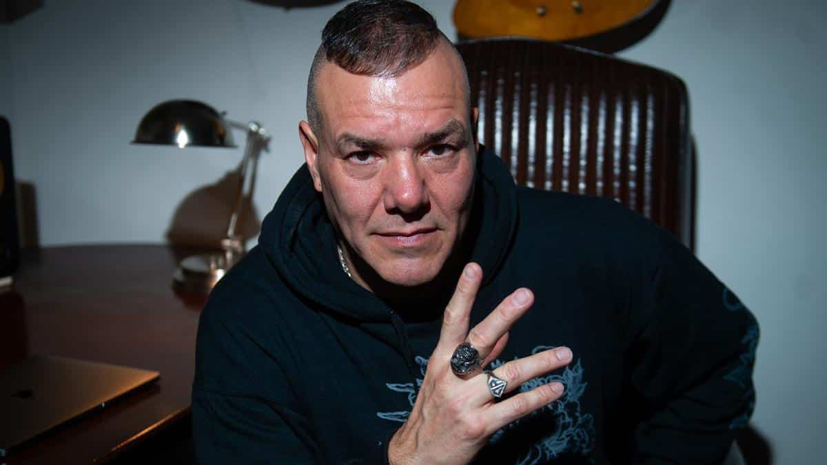La reencarnación de Catupecu - Fernando Ruiz Díaz, cantante y compositor de Catupecu Machu, habló sobre su presente y cómo la llegada de su hija Lila cambió su vida, así como el impacto de la muerte de su hermano Gabriel, bajista y cofundador de la banda. Según el músico, la música es un devenir más que un ejercicio planificado, y en sus composiciones influye toda su historia y experiencias. Ruiz Díaz comentó: "Yo nunca hice música en forma profesionalizada, hay cosas que bajan, inspiraciones que vienen y ahí se mete todo de lo que yo puedo hablar, no hago relatos humanos, no son una historia concreta de algo".En una entrevista con la Agencia Télam, en relación a su hermano Gabriel, expresó: "Lo peor que me pasó fue el accidente de Gabi; teníamos una relación muy fuerte, con él construí mi vida, no sé cómo sobreviví a su muerte. Gabi era la luz de mi vida, mi 'coequiper', mi mano derecha, mi mano izquierda". Por otro lado, mencionó que lo más grandioso que le ocurrió fue su hija Lila y Catupecu Machu, comparando su importancia: "En algún sentido los pongo en un nivel parecido porque fui a tocar a un lugar y ahí conocí a su mamá, mi hija fue como un renacer mío". Gabriel Ruiz Díaz. Foto: Cris Sille