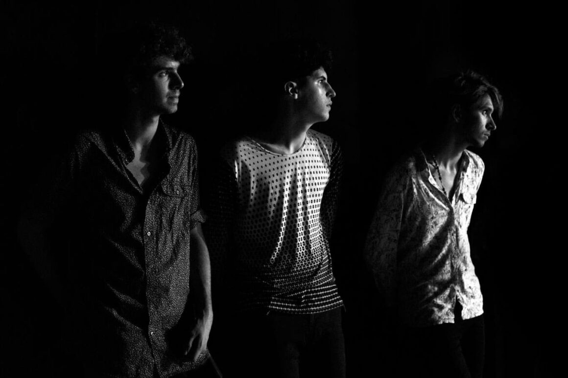 Galácticas mareas - Galácticas Mareas es una banda de Synth-Pop formada en 2013 por Francisco Chirino, Fidel Zanelli y Alejandro Biffis. Fueron influenciados por bandas como: Soda Stereo, Babasónicos, Tame Impala, Phoenix y The 1975. Galáctias Mareas