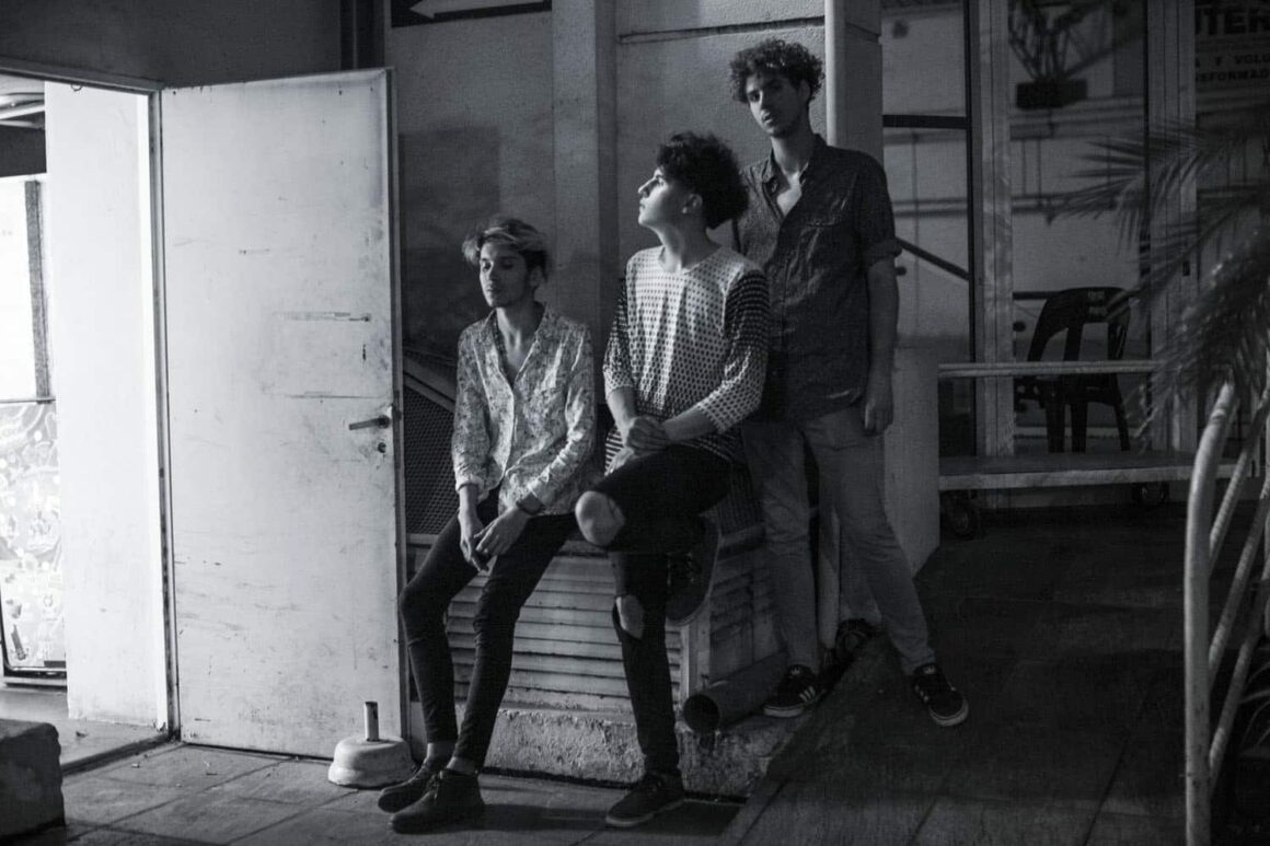 Galácticas mareas - Galácticas Mareas es una banda de Synth-Pop formada en 2013 por Francisco Chirino, Fidel Zanelli y Alejandro Biffis. Fueron influenciados por bandas como: Soda Stereo, Babasónicos, Tame Impala, Phoenix y The 1975. Galáctias Mareas