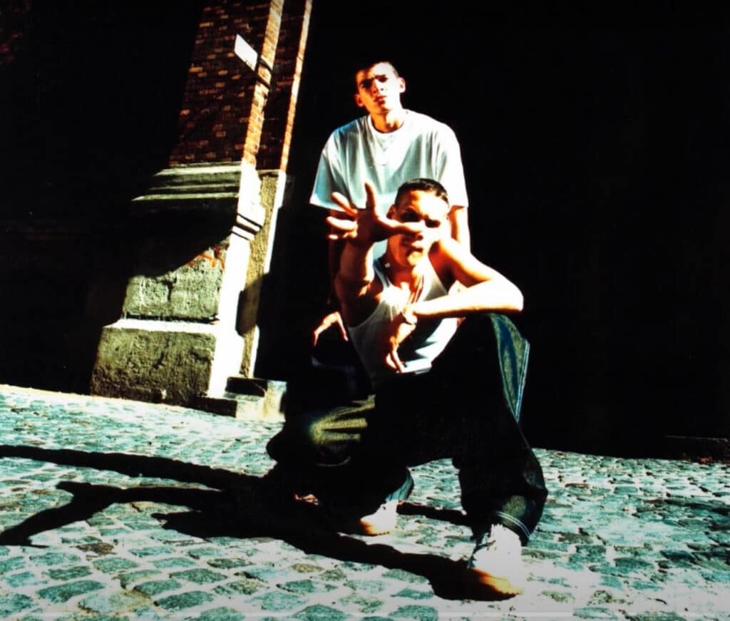 Geo-Ramma - Valentino Spinetta, hijo de Luis Alberto y hermano de Dante (de Illya Kuryaki), encabeza junto a su primo Tocker el primer grupo argentino de g-funk, «un rap con mucha más melodía, más estilo, más swing y más calidad». Geo Ramma