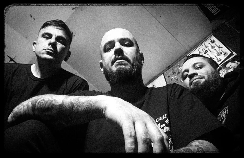 Granada - GRANADA, la banda formada en el año 2007, fundada por Guillermo Estévez (Voz líder y guitarra) edita en el año 2010 el EP "Tocá Metal Cagón" y en el año 2012 el disco "Historias”. Ambos producidos por Guillermo Estévezen Estudio BLACKTAPE.La banda debuta compartiendo escenario con la banda americana, Black Dahlia Murder, y continúan una maratón de shows en vivo en todo lugar posible dentro de Capital y el conurbano bonaerense, así como también en el interior del país, compartiendo escenarios con artistas locales de la talla de Horcas, D-Mente, Pork, O,connor, Plan 4, etcétera. Granada