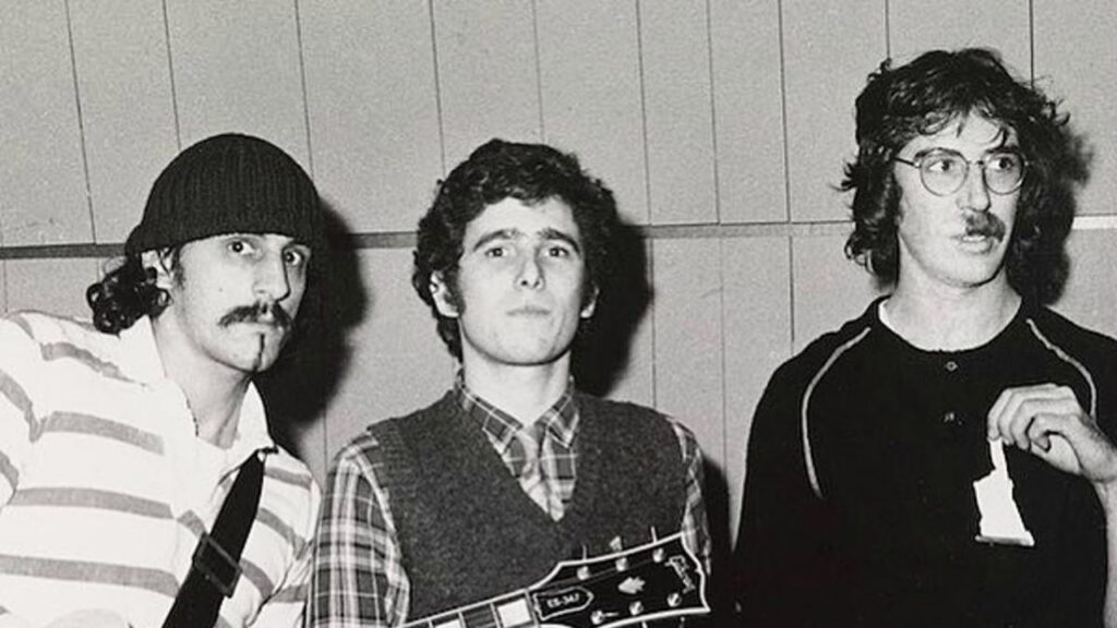 Gustavo Bazterrica - El guitarrista Gustavo Bazterrica (24/06/1955) debutó profesionalmente en 1974 con Reino de Munt, un frustrado grupo de Raúl Porchetto. Al año siguiente se integró a Charly García y su Máquina de Hacer Pájaros, con quien grabó dos álbumes. Gustavo Bazterrica, con Charly y Andrés Calamaro