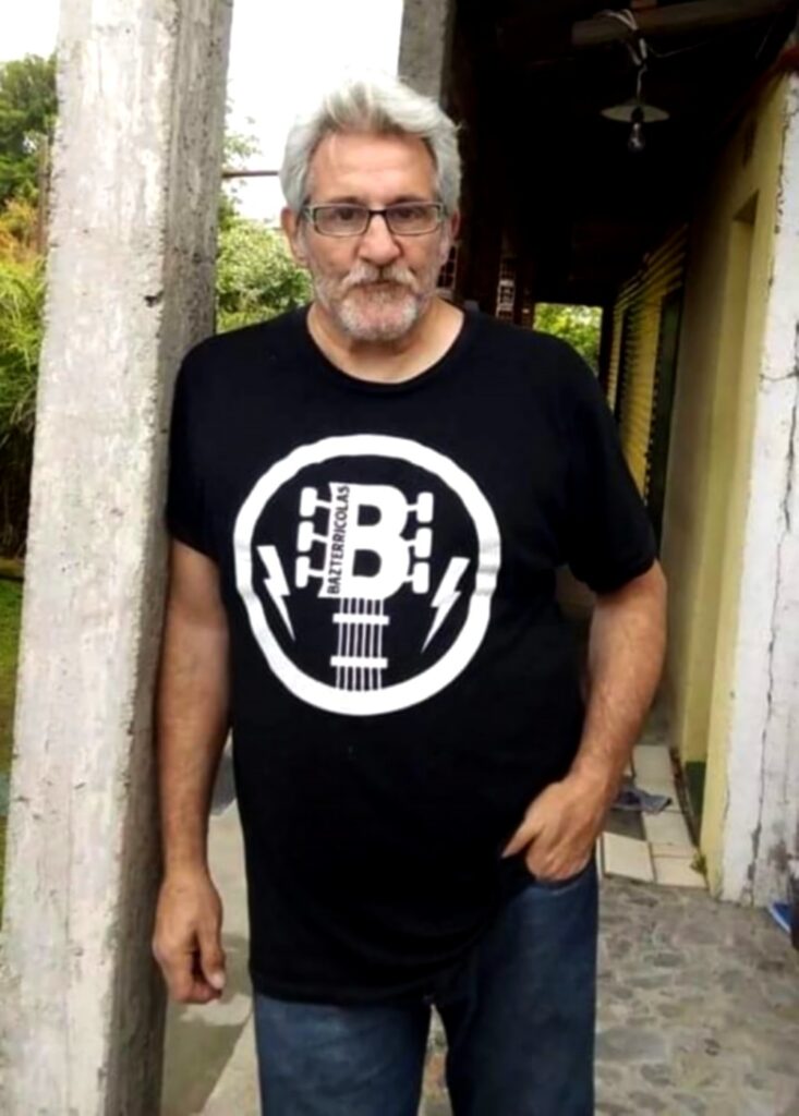 Gustavo Bazterrica - El guitarrista Gustavo Bazterrica (24/06/1955) debutó profesionalmente en 1974 con Reino de Munt, un frustrado grupo de Raúl Porchetto. Al año siguiente se integró a Charly García y su Máquina de Hacer Pájaros, con quien grabó dos álbumes. Gustavo Bazterrica
