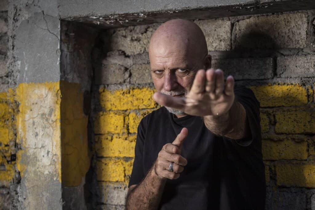 Gustavo Cordera - Gustavo Cordera fue el cantante y principal compositor de Bersuit Vergarabat, una de las bandas más representativas de la década del '90, pero aún sin dejar oficialmente ese proyecto, editó en 2009 su disco debut, "Suelto", inspirado por la fusión de la cumbia, el techno y el rock. Gustavo Cordera. Foto: Aggi Garduño