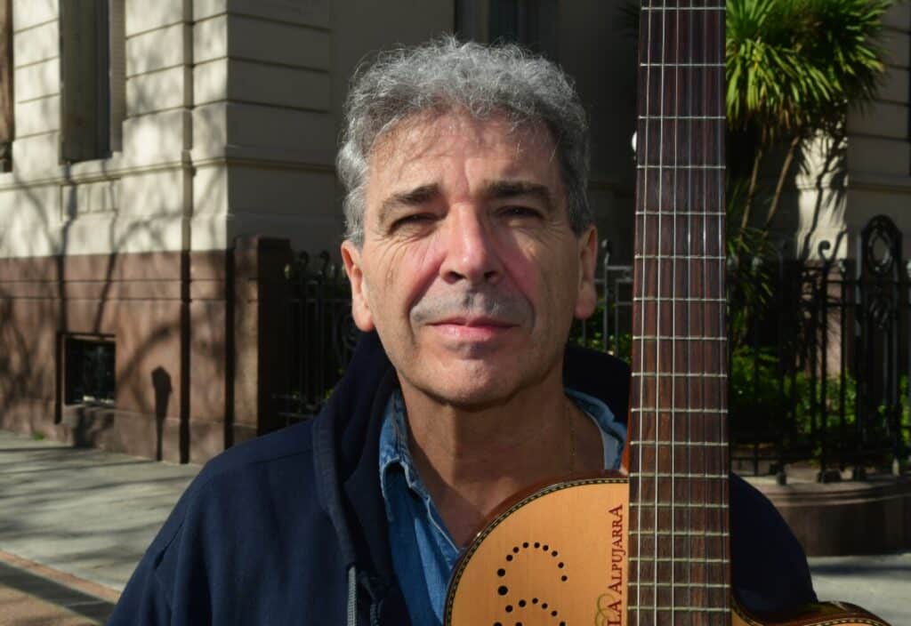 Ignacio Copani - Este cantautor se caracteriza por sus melodías simples y letras relacionadas al amor y a lo social, generalmente con rimas o toques humorísticos. Ignacio Copani