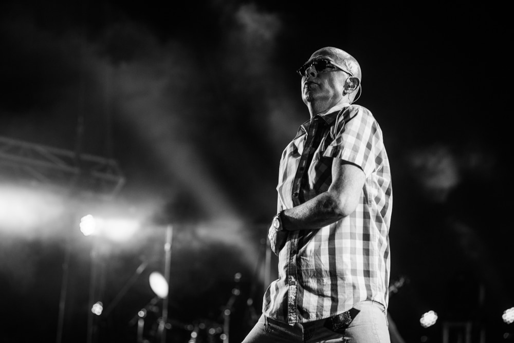 Indio en Mendoza: algún día se van a avivar - "No importa si no se escucha, esto es una fiesta igual", me dijo un pibe a mi lado que intentaba justificar de cualquier forma al Indio Solari. Pero internamente, él sabía que con un volumen adecuado, la misa era completa. indio2