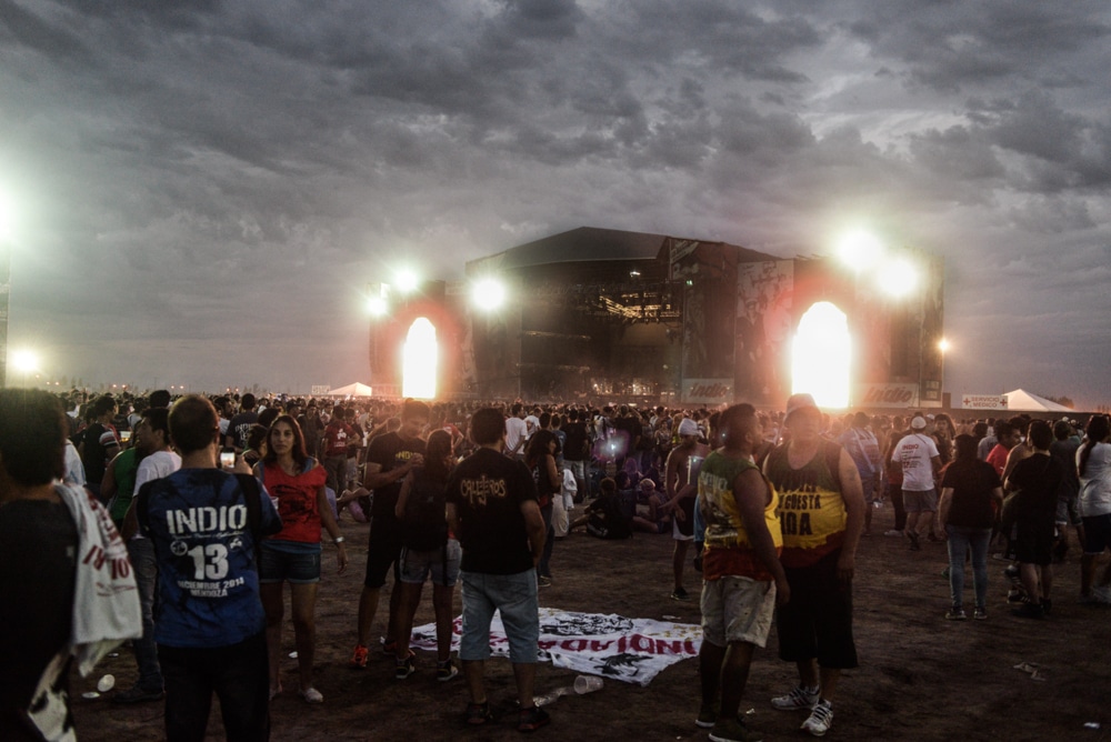 Indio en Mendoza: algún día se van a avivar - "No importa si no se escucha, esto es una fiesta igual", me dijo un pibe a mi lado que intentaba justificar de cualquier forma al Indio Solari. Pero internamente, él sabía que con un volumen adecuado, la misa era completa. indio3