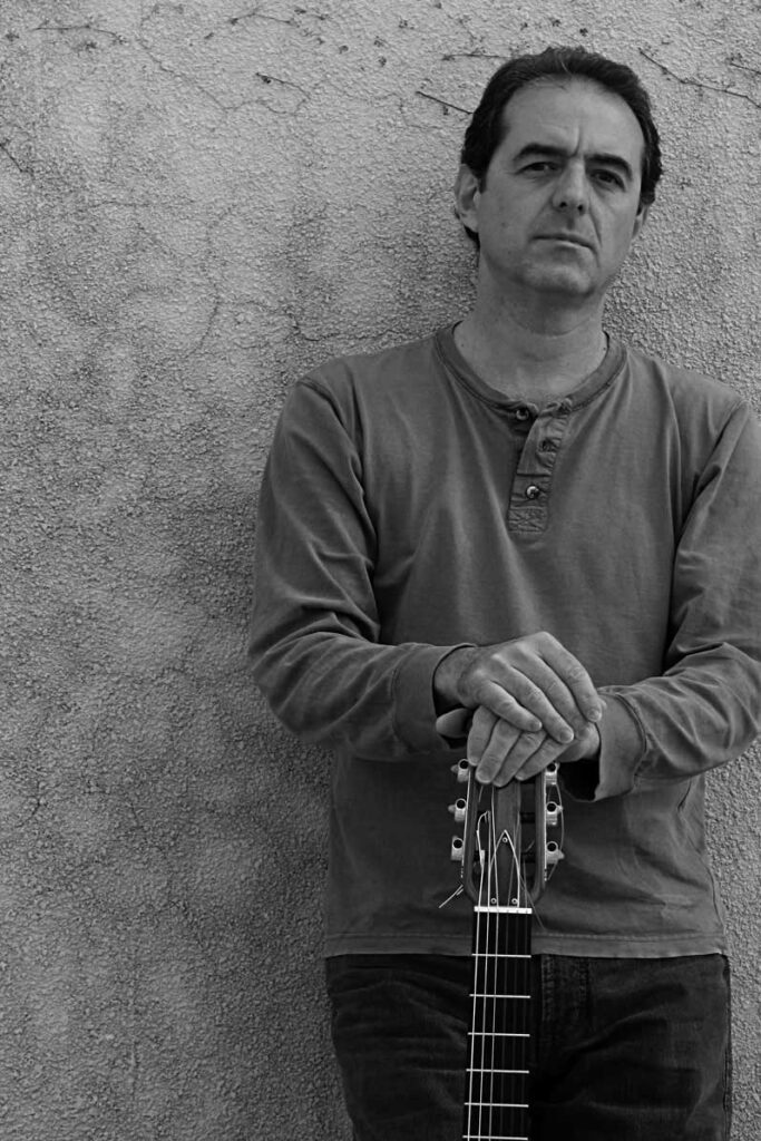 Jorge Fandermole - Jorge Fandermole formó parte de la trova rosarina que desembarcó en Buenos Aires con Juan Carlos Baglietto a la cabeza. Jorge Fandermole