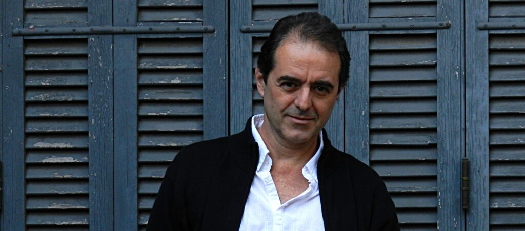Jorge Fandermole - Jorge Fandermole formó parte de la trova rosarina que desembarcó en Buenos Aires con Juan Carlos Baglietto a la cabeza. Jorge Fandermole