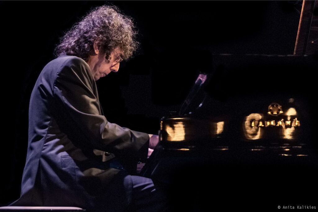 Juan Carlos Mono Fontana - Mono Fontana es un reconocido artista argentino cuya carrera musical comenzó a una temprana edad. Desde los 10 años, ya demostraba su talento como músico profesional, y a los 12 años, junto con Lito Epumer, fundó la aclamada banda Madre Atómica, que se convirtió en un destacado referente en el circuito underground de los años setenta. Más tarde, se unió a la formación Pedro Aznar, consolidando así una agrupación de renombre. Mono Fontana