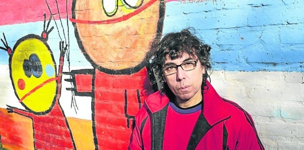 Juan Carlos Mono Fontana - Mono Fontana es un reconocido artista argentino cuya carrera musical comenzó a una temprana edad. Desde los 10 años, ya demostraba su talento como músico profesional, y a los 12 años, junto con Lito Epumer, fundó la aclamada banda Madre Atómica, que se convirtió en un destacado referente en el circuito underground de los años setenta. Más tarde, se unió a la formación Pedro Aznar, consolidando así una agrupación de renombre. Mono Fontana. Foto: Diario Clarín