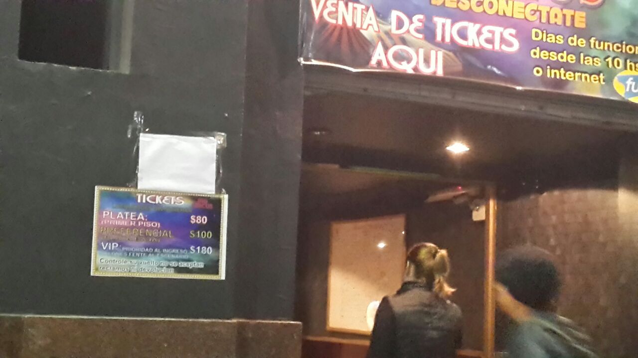 Teatro Flores: Kapanga tocó con el boliche clausurado - Foto: la clausura del Teatro Flores. Gentileza rockandball.com.ar kapanga clausura