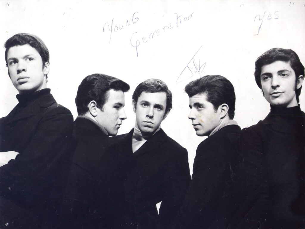 La Joven Guardia - Este grupo de música beat nació en pleno auge de Los Gatos y de la música beat y, si bien nunca lograron la trascendencia de los rosarinos, alcanzaron el éxito con el simple "El extraño de pelo largo", que resultó ser un fenómeno comercial, al punto de inspirar a la película del mismo nombre, protagonizada por Litto Nebbia. La Joven Guardia