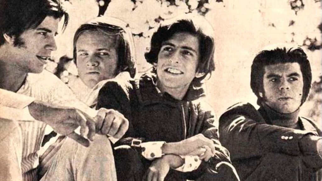 La Joven Guardia - Este grupo de música beat nació en pleno auge de Los Gatos y de la música beat y, si bien nunca lograron la trascendencia de los rosarinos, alcanzaron el éxito con el simple "El extraño de pelo largo", que resultó ser un fenómeno comercial, al punto de inspirar a la película del mismo nombre, protagonizada por Litto Nebbia. La Joven Guardia