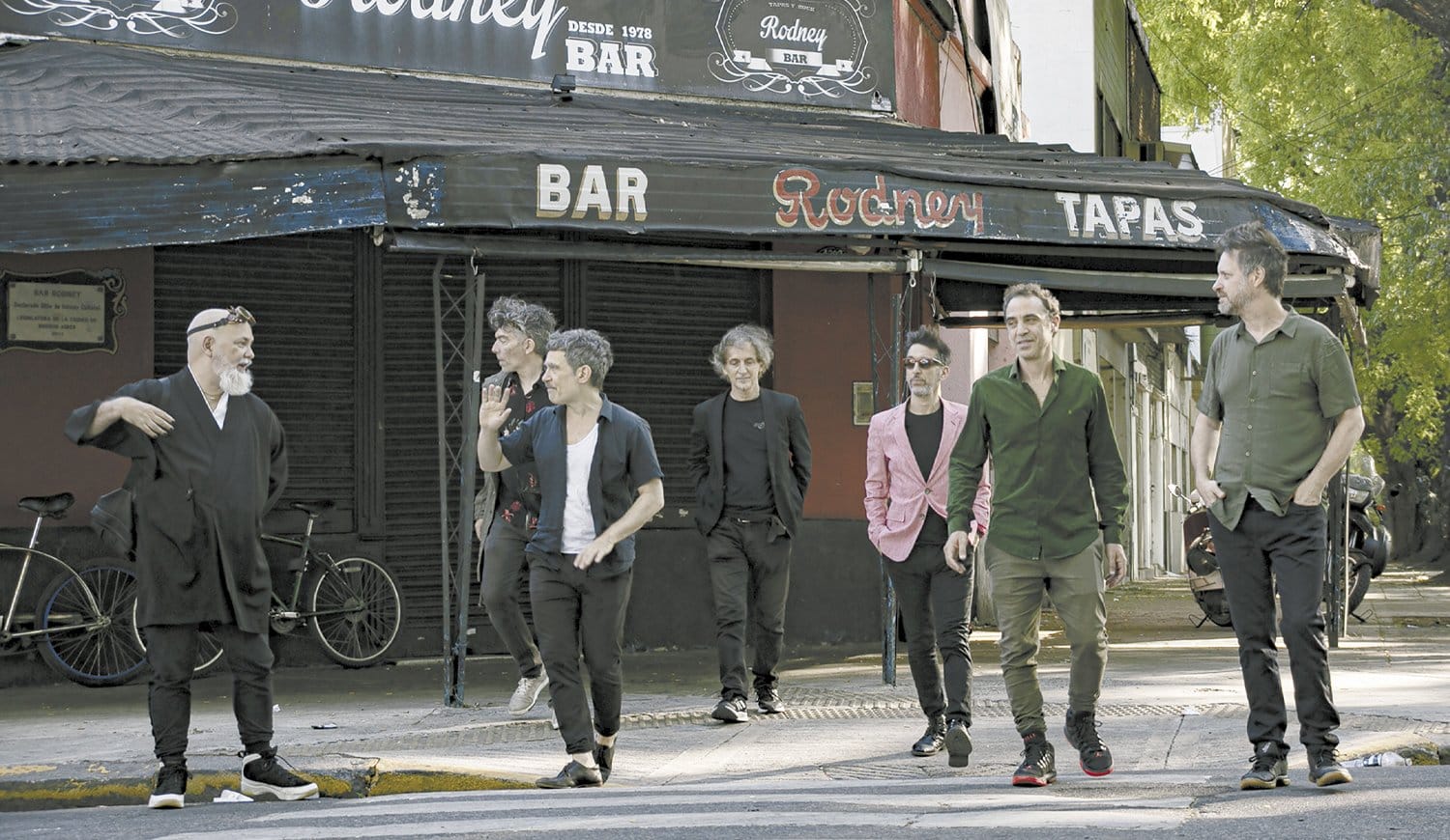 El regreso de La Portuaria - La banda acaba de editar "Navegar es preciso", el registro de un show de noviembre del año pasado.Con la reciente edición de un disco grabado en vivo durante un reencuentro producido el año pasado y la publicación en plataformas del registro audiovisual de ese show, La Portuaria volvió al ruedo para recordarnos -aunque no sea ese su principal objetivo- el indiscutible aporte que realizó en los años ‘90 para la incorporación en el rock argentino de ritmos provenientes de países y regiones periféricas para el género. La Portuaria