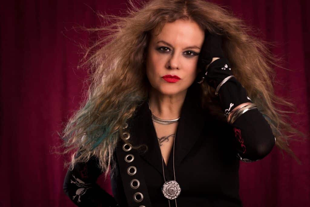 Leonor Marchesi - Al frente de su banda Púrpura, Leonor Marchesi tuvo un impactante debut ante una audiencia multitudinaria: fue nada menos que en el Festival B.A.Rock de 1982. La cantante había formado el grupo un tiempo antes, con la compañía de Osvaldo Grecco en guitarra, Marcelo Bonardi en batería y Fernando Ortega en bajo. Leonor Marchesi