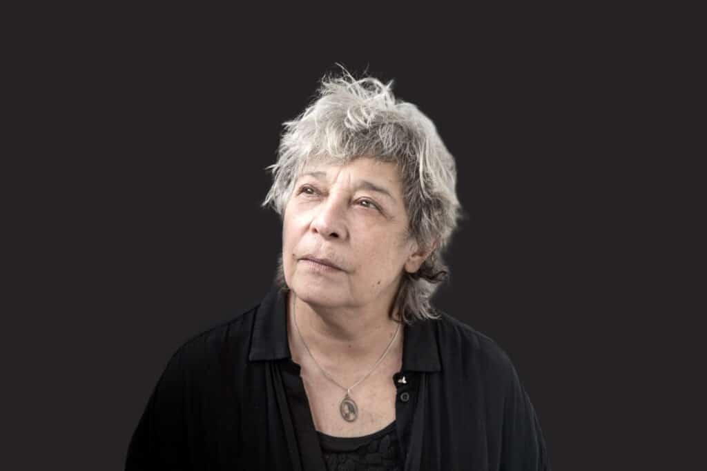 Liliana Herrero - Liliana Herrero es una entrerriana nacida en Villaguay en 1948 que se radicó en Rosario en 1966 para seguir la carrera de Filosofía. Participó de los grupos vocales "Contracanto" y "Canto Libre". Fue detenida por el gobierno militar por participar de la militancia peronista. Allí conoció a Fito Páez. Liliana Herrero. Foto: Nora Lezano