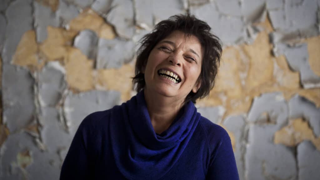 Liliana Herrero - Liliana Herrero es una entrerriana nacida en Villaguay en 1948 que se radicó en Rosario en 1966 para seguir la carrera de Filosofía. Participó de los grupos vocales "Contracanto" y "Canto Libre". Fue detenida por el gobierno militar por participar de la militancia peronista. Allí conoció a Fito Páez. Liliana Herrero. Foto de prensa
