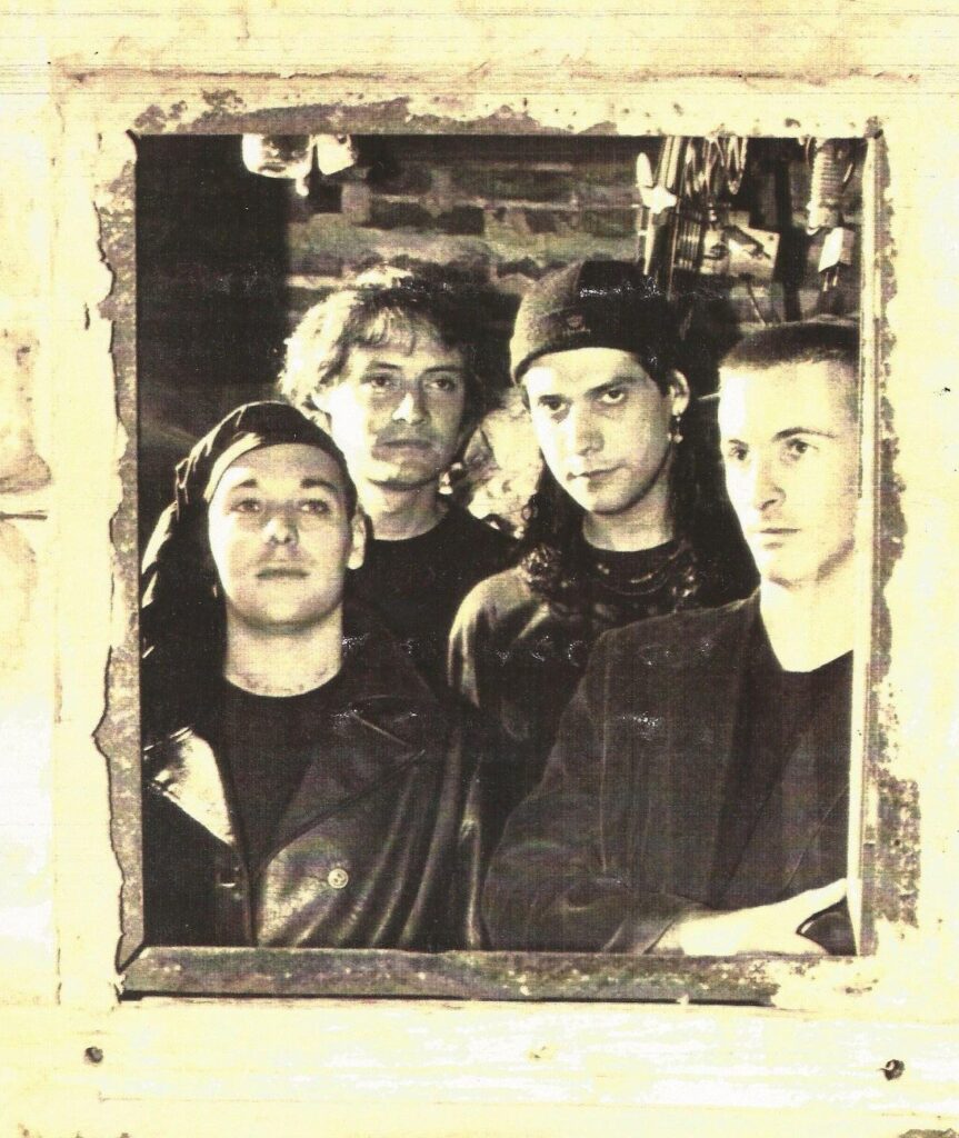 Los Argonautas - Se formó en Haedo, Buenos Aires, en abril de 1992. Con Gabriel Borgna en voz y guitarra, Adrián Cano en guitarra, Alejandro Armendáriz en batería, Hernán Ripoll en bajo y Martín Loyato en trompeta graban entre octubre y noviembre de 1993 su primer trabajo que editan en forma independiente como “Los Argonautas” a principios de 1995. Ese mismo año dejan la banda Hernán Ripoll y Martin Loyato, se incorporan Nano Casale en bajo y Emilio Armendáriz en teclados. Los Argonautas, 1993