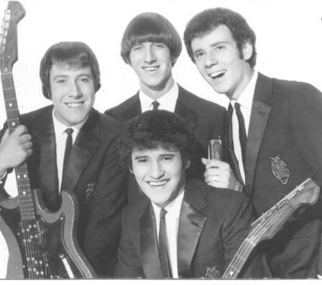 Los Búhos - Comenzaron a tocar en 1962, precursores del estilo beat: la misma vestimenta, los mismos estribillos pegadizos y, por supuesto, los mismos flequillos. Los Búhos