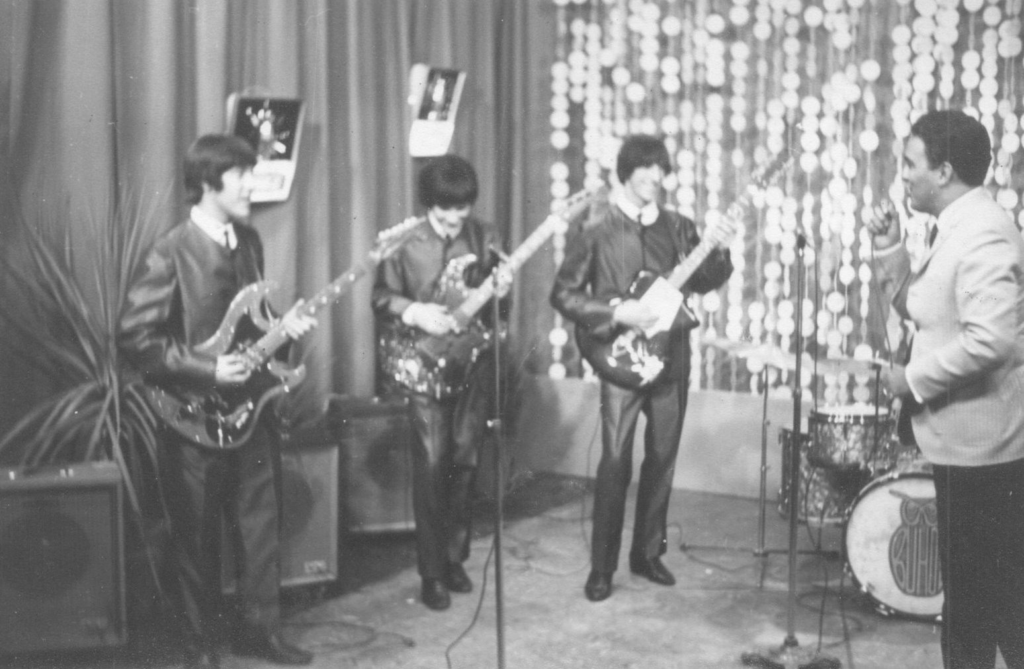 Los Búhos - Comenzaron a tocar en 1962, precursores del estilo beat: la misma vestimenta, los mismos estribillos pegadizos y, por supuesto, los mismos flequillos. Los Búhos
