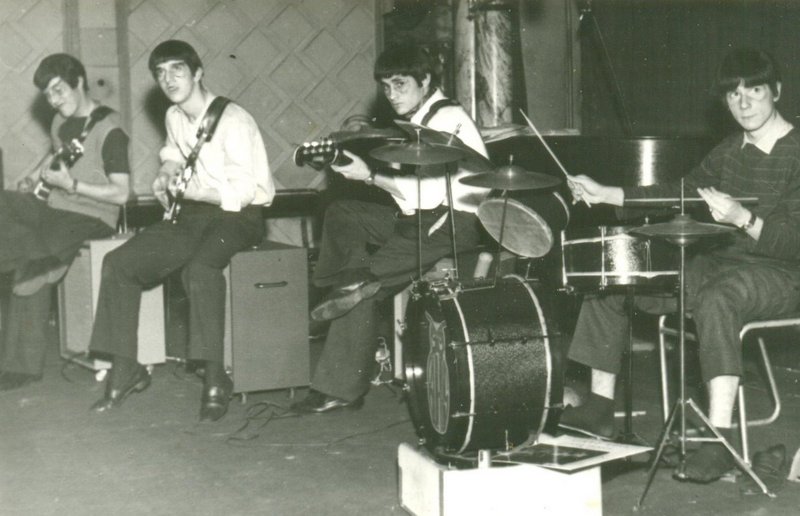 Los Búhos - Comenzaron a tocar en 1962, precursores del estilo beat: la misma vestimenta, los mismos estribillos pegadizos y, por supuesto, los mismos flequillos. Los Búhos, en Radio Libertad