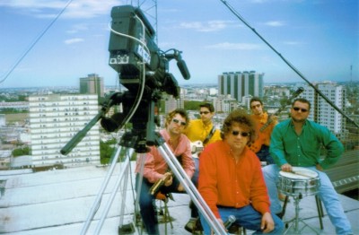 Los Culpables de Todo - El disco debut, "Acosado sexual", fue editado por una compañía independiente. El primer corte fue el tema homónimo, y le siguió "Hay que seguir". Diversas presentaciones en programas de televisión aumentaron considerablemente su popularidad. Los Culpables de Todo