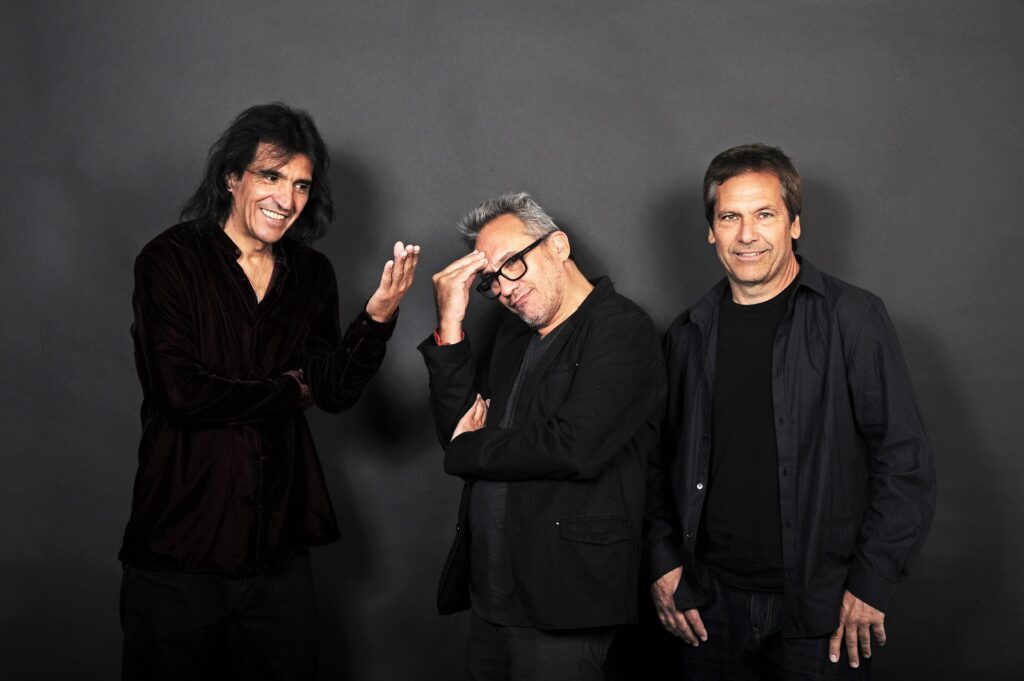 Los Enanitos Verdes - En 1984 se incorporan dos nuevos integrantes: Sergio Embroni (guitarra y voz) y Tito Dávila (teclados). Como quinteto editan el primer disco ("Los Enanitos Verdes"). Para la segunda placa ("Contrareloj", 1986) cuentan con la producción artística de Andrés Calamaro. Los Enanitos Verdes, 2022