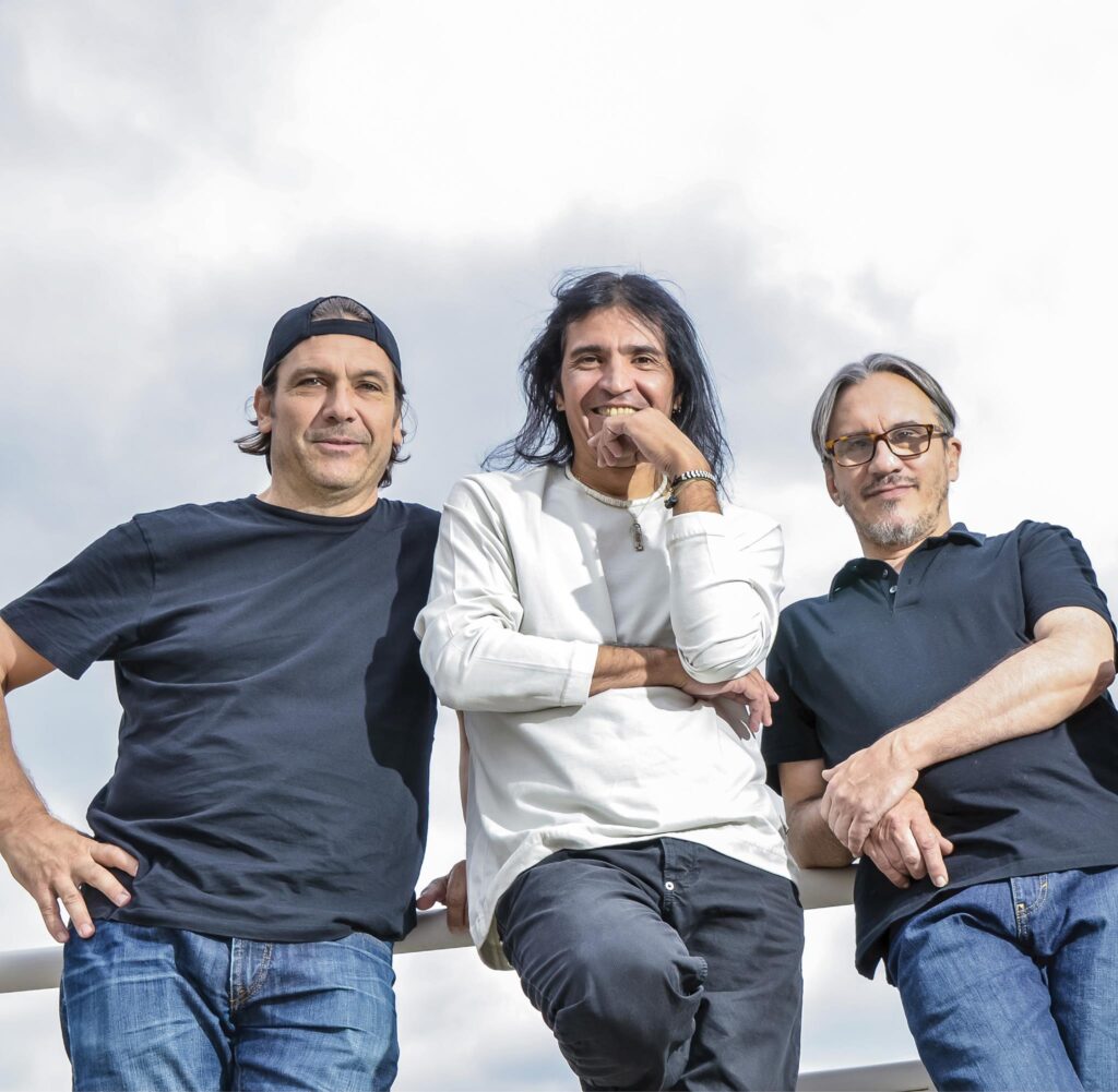 Los Enanitos Verdes - En 1984 se incorporan dos nuevos integrantes: Sergio Embroni (guitarra y voz) y Tito Dávila (teclados). Como quinteto editan el primer disco ("Los Enanitos Verdes"). Para la segunda placa ("Contrareloj", 1986) cuentan con la producción artística de Andrés Calamaro. Los Enanitos Verdes, 2017