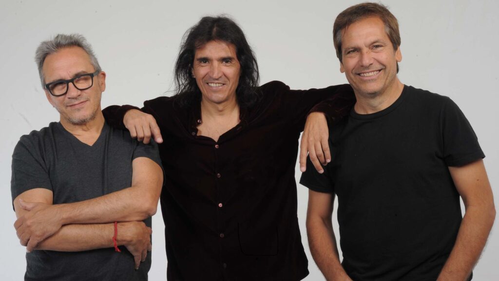 Los Enanitos Verdes - En 1984 se incorporan dos nuevos integrantes: Sergio Embroni (guitarra y voz) y Tito Dávila (teclados). Como quinteto editan el primer disco ("Los Enanitos Verdes"). Para la segunda placa ("Contrareloj", 1986) cuentan con la producción artística de Andrés Calamaro. Los Enanitos Verdes