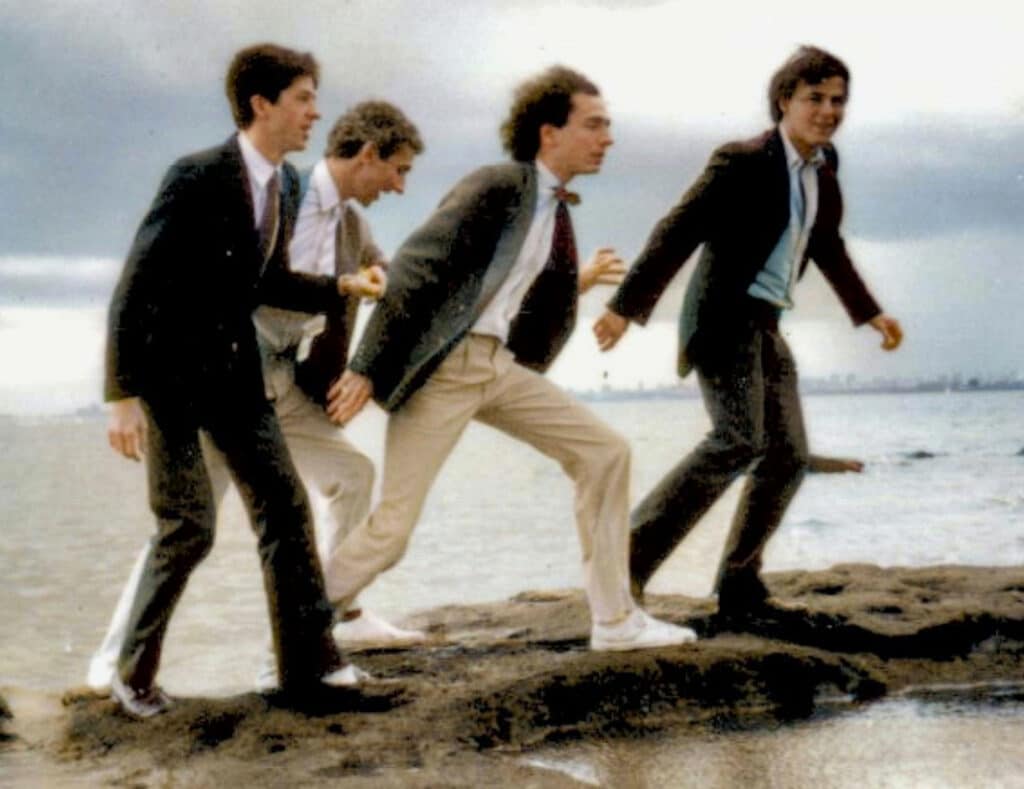 Los Helicópteros - Esta banda, precursora de la "música divertida", fue formada en 1981 y realizó su primera presentación en la discoteca New York City el 10 de diciembre de ese año, con su formación original de Uki Goñi, Marcelo O'Reilly, Ramiro Bustos Fierro y Chapete César. Los Helicópteros