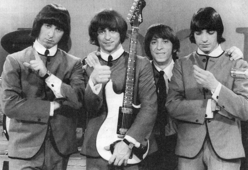 Los Shakers - Grupo uruguayo que llega a Buenos Aires en 1965 con impecables covers de los Beatles. El primer tema que registraron fue "My Bonnie", el que Tony Sheridan había cantado con The Beatles. Pero el hit máximo fue "Rompan todo", un tema propio cantado en inglés. Los Shakers