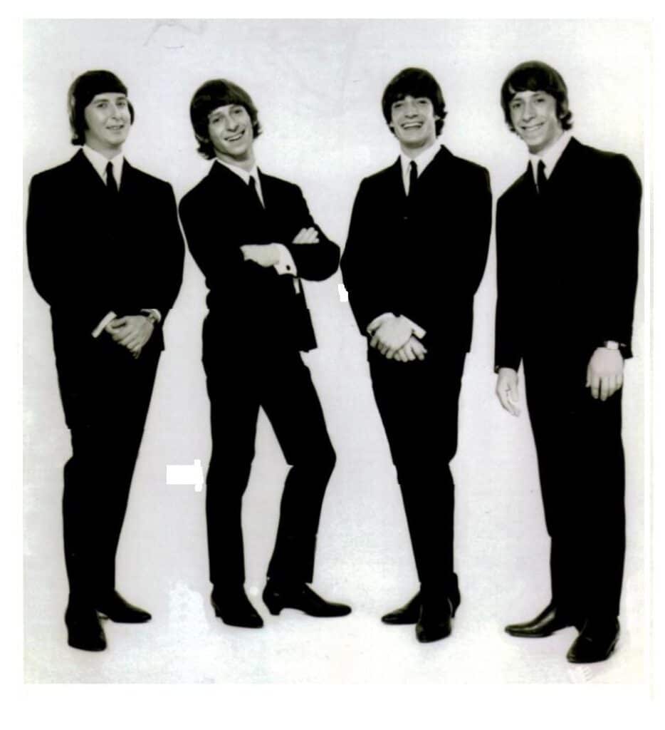 Los Shakers - Grupo uruguayo que llega a Buenos Aires en 1965 con impecables covers de los Beatles. El primer tema que registraron fue "My Bonnie", el que Tony Sheridan había cantado con The Beatles. Pero el hit máximo fue "Rompan todo", un tema propio cantado en inglés. Los Shakers