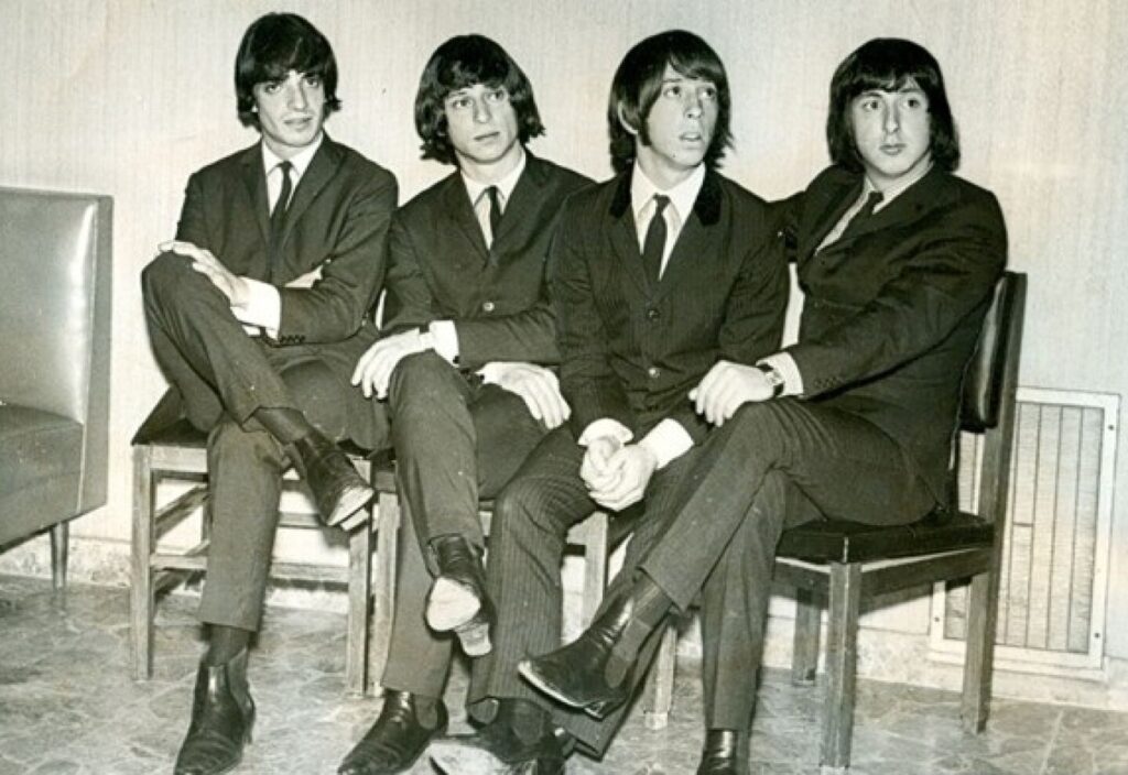 Los Shakers - Grupo uruguayo que llega a Buenos Aires en 1965 con impecables covers de los Beatles. El primer tema que registraron fue "My Bonnie", el que Tony Sheridan había cantado con The Beatles. Pero el hit máximo fue "Rompan todo", un tema propio cantado en inglés. Los Shakers
