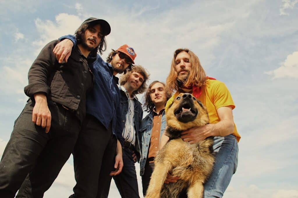 Los Siberianos - Los Siberianos son un quinteto pampeano de guitarras y melodías americanas. Abrazan a coro el cancionero rioplatense hasta llegar arriba en el mapa. ¿O será que el mapa esta dado vuelta? Los Flying Burrito Brothers y Neil Young conviven en el mismo podio con El Kinto, Leonardo Favio y Tanguito. Los Siberianos. Foto: Chiara Girimonti