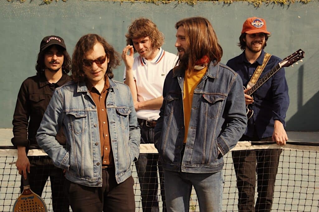 Los Siberianos - Los Siberianos son un quinteto pampeano de guitarras y melodías americanas. Abrazan a coro el cancionero rioplatense hasta llegar arriba en el mapa. ¿O será que el mapa esta dado vuelta? Los Flying Burrito Brothers y Neil Young conviven en el mismo podio con El Kinto, Leonardo Favio y Tanguito. Los Siberianos. Foto: Chiara Girimonti