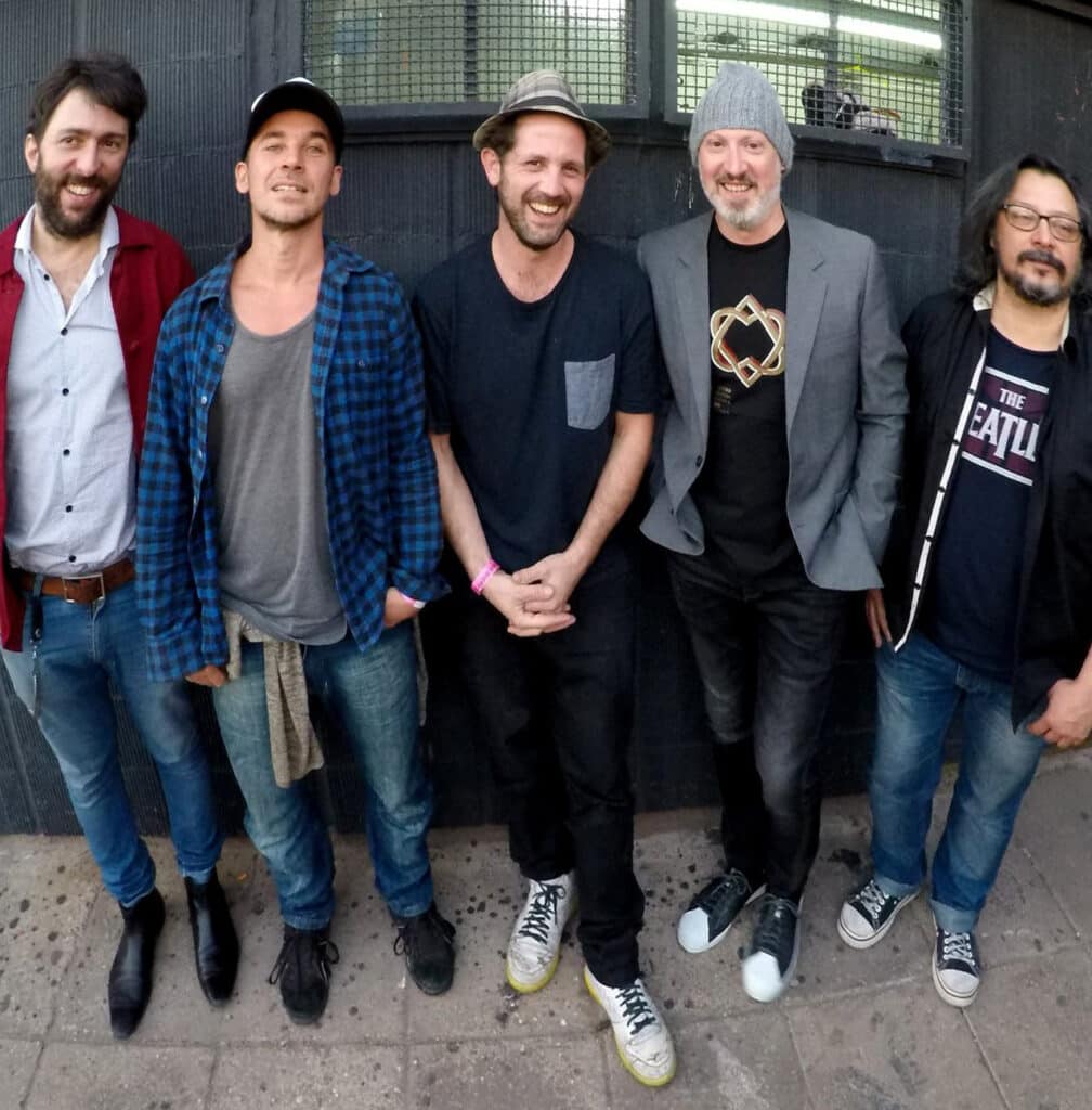 Los Super Ratones - Esta banda nació como trío en Mar del Plata en 1985 y se llamaba, simplemente, Los Ratones. Al año siguiente se incorporó una segunda guitarra de Barassi, ganaron el premio a la banda revelación del Festival de la Juventud y mutaron el nombre a los Súper Ratones. Super Ratones, 2009