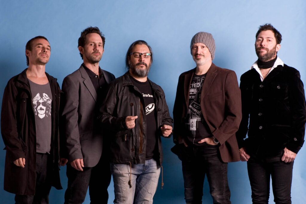Los Super Ratones - Esta banda nació como trío en Mar del Plata en 1985 y se llamaba, simplemente, Los Ratones. Al año siguiente se incorporó una segunda guitarra de Barassi, ganaron el premio a la banda revelación del Festival de la Juventud y mutaron el nombre a los Súper Ratones. Super Ratones, 2021. Foto: Mario Sabatini