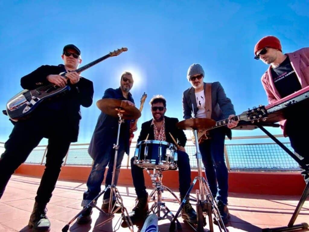 Los Super Ratones - Esta banda nació como trío en Mar del Plata en 1985 y se llamaba, simplemente, Los Ratones. Al año siguiente se incorporó una segunda guitarra de Barassi, ganaron el premio a la banda revelación del Festival de la Juventud y mutaron el nombre a los Súper Ratones. Super Ratones, 2021