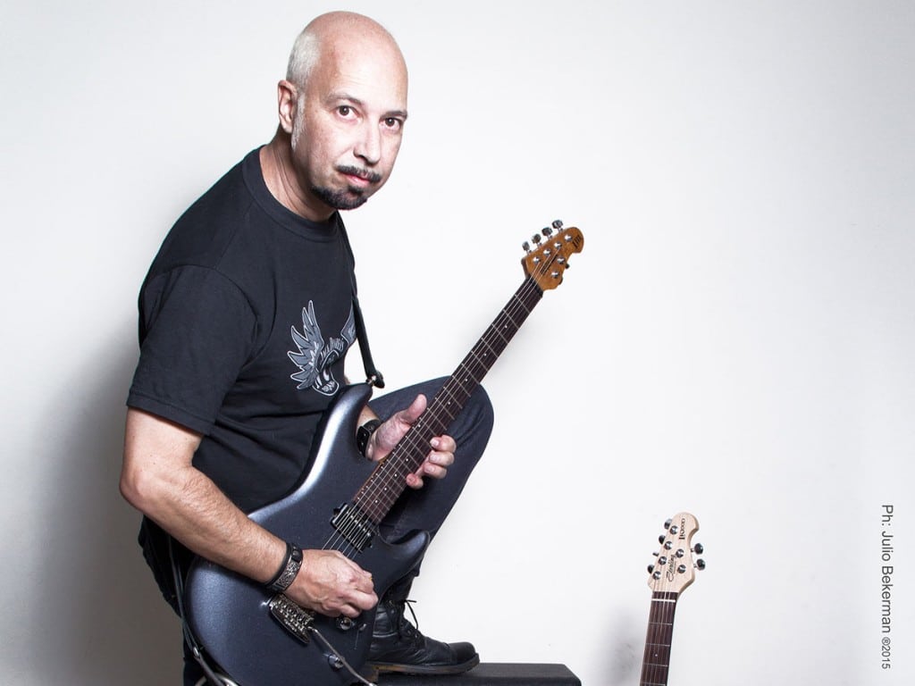 Marcelo Roascio: "Un tema instrumental permite al oyente hacerse su propia película" - “Es un disco de lo que yo llamo classic rock instrumental –especifica Marcelo Roascio-. Tiene temas con sonidos pesados como ‘En el lugar justo’, ‘Sólo un final’ o ‘Lo bueno y lo malo’; otros más rockeros como ‘Dar y recibir’ o ‘Un largo adiós’. Alguno con un estilo más funk como ‘Prima Facie’, incluye la clásica balada, ‘De a dos’; y también llega a registros más clean como en ‘En clave de mar’”. marcelo roascio