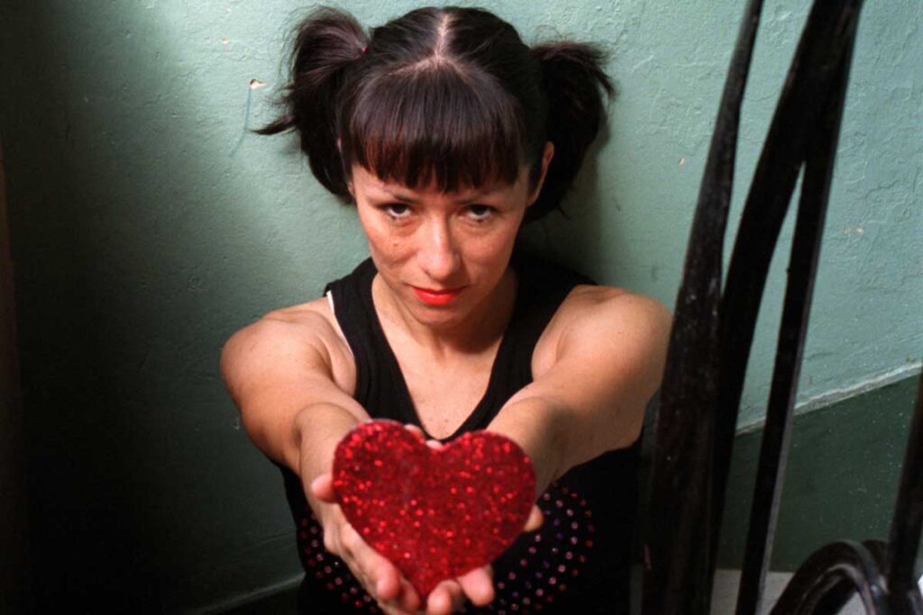 María Gabriela Epumer - Paralelamente a su participación en la banda de Charly García, María Gabriela Epumer, ex-Viudas e Hijas de Roque Enrol armó su banda propia, A1. En más de quince años de carrera, Epumer integró Rouge, la Montecarlo Jazz Ensamble y el dúo Maleta de Loca. Con Viudas grabó tres discos y con Charly, cuatro. Matías Mango (teclados y coros), Miguel Bassi (bajo y coros), Demián Cantilo (batería y coros), Conse Soáres (percusión) y Eric Schermerhon (guitarra) la acompañaron en la primera etapa, para el disco "Señorita corazón". María Gabriela Epumer