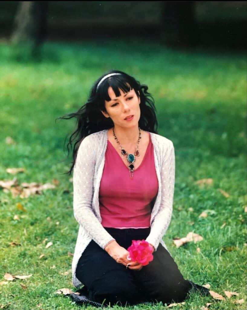 María Gabriela Epumer - Paralelamente a su participación en la banda de Charly García, María Gabriela Epumer, ex-Viudas e Hijas de Roque Enrol armó su banda propia, A1. En más de quince años de carrera, Epumer integró Rouge, la Montecarlo Jazz Ensamble y el dúo Maleta de Loca. Con Viudas grabó tres discos y con Charly, cuatro. Matías Mango (teclados y coros), Miguel Bassi (bajo y coros), Demián Cantilo (batería y coros), Conse Soáres (percusión) y Eric Schermerhon (guitarra) la acompañaron en la primera etapa, para el disco "Señorita corazón". María Gabriela Epumer
