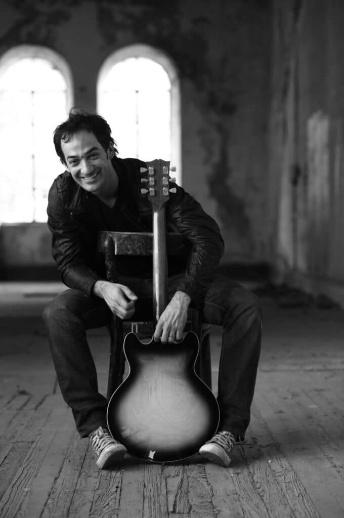 Mariano Otero - Mariano Otero nació en Avellaneda, el 22 de marzo de 1976. Hijo de un padre músico, creció familiarizado con varios instrumentos y ocasionalmente recibió lecciones de piano y de guitarra. Su formación con el bajo eléctrico comienza a los quince años, y más tarde estudia el contrabajo y el violoncello. Sus maestros incluyen a Hernán Merlo, Oscar Giunta, Hugo Maceo, Juan Elías, Pastor Mora, Mauricio Weber, Gustavo Giles, Máximo Rodríguez entre otros. Luego de cursar estudios en la Escuela de Música Popular y en el Instituto Municipal de Música de Avellaneda, se gradúa en la Escuela de Música Contemporánea y obtiene una beca del Berklee College of Music de Boston y otra del Conservatorio de Amsterdam, ambas mediante audiciones. En New York con Scott Colley, Mark Helias y Drew Gress se perfecciona como bajista y compositor. Mariano Otero. Foto: Nora Lezano
